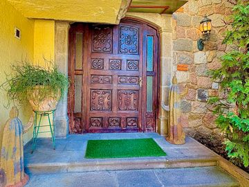 Casa en Venta con Estacionamiento y Jardín junto al Club de Golf las Fuentes