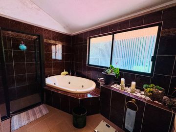 Casa en Venta con Estacionamiento y Jardín junto al Club de Golf las Fuentes