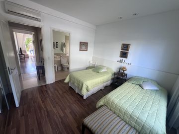 Departamento en  PB con jardín y dos suites