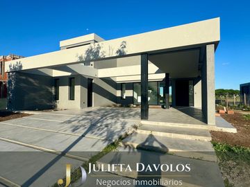 Casa en Venta 6 ambientes Barrio El Canton Norte a la laguna y con pileta
