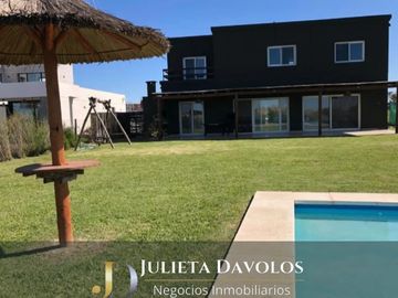 Casa en Venta 6 ambientes Barrio El Canton Norte a la laguna y con pileta