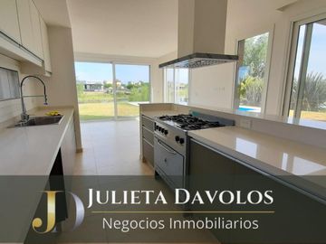 Casa en Venta 6 ambientes Barrio El Canton Norte a la laguna y con pileta