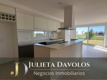 Casa en Venta 6 ambientes Barrio El Canton Norte a la laguna y con pileta