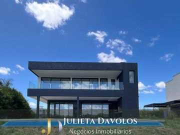 Casa en Venta 6 ambientes Barrio El Canton Norte a la laguna y con pileta