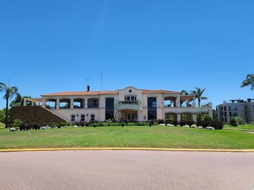 Casa en Venta - Barrio cerrado Funes Hills Cadaques