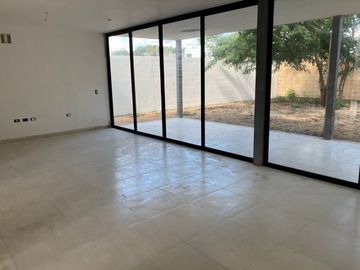 Casa en venta al norte de Mérida en privada zona de Conkal