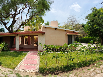 La Casa  del Árbol Club de Golf La Ceiba Recién Remodelada .