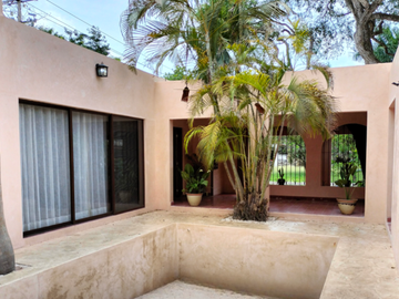 La Casa  del Árbol Club de Golf La Ceiba Recién Remodelada .