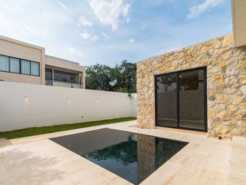 Casa en Venta con sistema inteligente en privada Tamara en Mérida Yucatán.