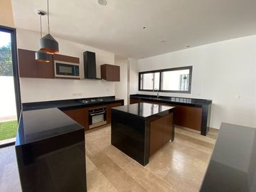 Casa en Venta en esquina de 4 recamaras en privada residencial Nortemerida.
