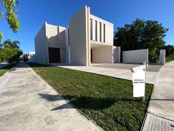 Casa en Venta en esquina de 4 recamaras en privada residencial Nortemerida.