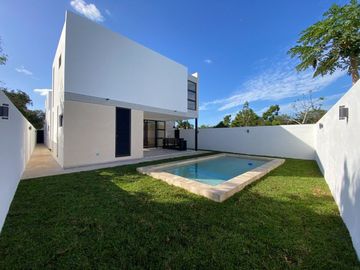 Casa en Venta en esquina de 4 recamaras en privada residencial Nortemerida.
