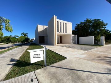 Casa en Venta en esquina de 4 recamaras en privada residencial Nortemerida.