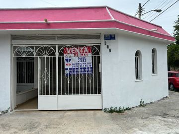 Casa en Venta de una planta en esquina en Colonia Bojórquez en Mérida Yucatán.