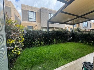 Vendo casa campestre  de dos niveles en cajica con club House.