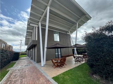 Vendo casa campestre  de dos niveles en cajica con club House.