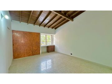Casa en el sector de Conquistadores con local de 38 m²