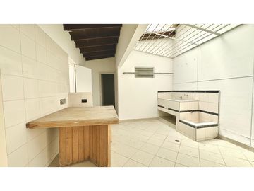 Casa en el sector de Conquistadores con local de 38 m²