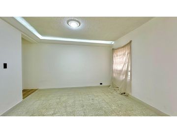 Casa en el sector de Conquistadores con local de 38 m²