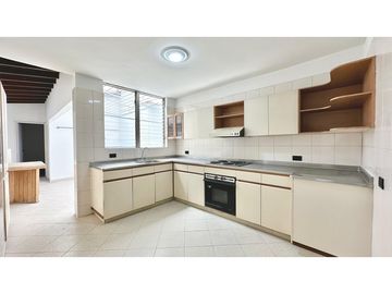 Casa en el sector de Conquistadores con local de 38 m²