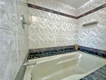Casa en el sector de Conquistadores con local de 38 m²