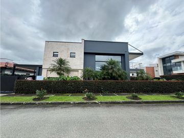 SE VENDE O SE RENTA CASA EN UNIDAD CERRADA EN LA CEJA INMUEBLE DE LUJO