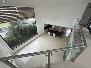SE VENDE O SE RENTA CASA EN UNIDAD CERRADA EN LA CEJA INMUEBLE DE LUJO