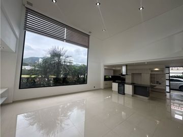 SE VENDE O SE RENTA CASA EN UNIDAD CERRADA EN LA CEJA INMUEBLE DE LUJO