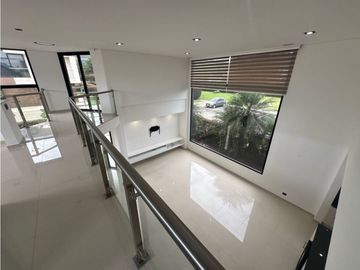 SE VENDE O SE RENTA CASA EN UNIDAD CERRADA EN LA CEJA INMUEBLE DE LUJO
