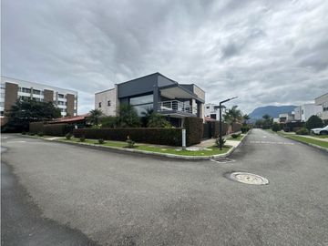 SE VENDE O SE RENTA CASA EN UNIDAD CERRADA EN LA CEJA INMUEBLE DE LUJO
