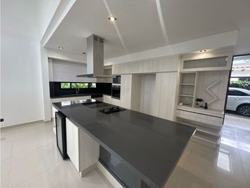 SE VENDE O SE RENTA CASA EN UNIDAD CERRADA EN LA CEJA INMUEBLE DE LUJO