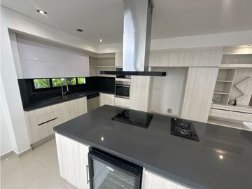 SE VENDE O SE RENTA CASA EN UNIDAD CERRADA EN LA CEJA INMUEBLE DE LUJO
