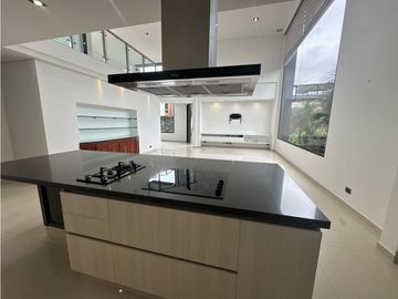 SE VENDE O SE RENTA CASA EN UNIDAD CERRADA EN LA CEJA INMUEBLE DE LUJO