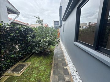 SE VENDE O SE RENTA CASA EN UNIDAD CERRADA EN LA CEJA INMUEBLE DE LUJO