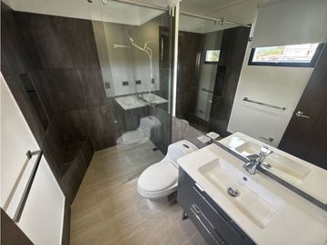 SE VENDE O SE RENTA CASA EN UNIDAD CERRADA EN LA CEJA INMUEBLE DE LUJO