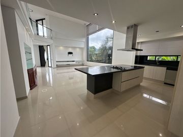 SE VENDE O SE RENTA CASA EN UNIDAD CERRADA EN LA CEJA INMUEBLE DE LUJO