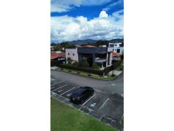 SE VENDE O SE RENTA CASA EN UNIDAD CERRADA EN LA CEJA INMUEBLE DE LUJO