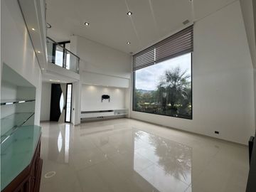 SE VENDE O SE RENTA CASA EN UNIDAD CERRADA EN LA CEJA INMUEBLE DE LUJO