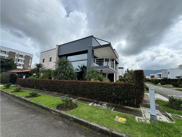 SE VENDE O SE RENTA CASA EN UNIDAD CERRADA EN LA CEJA INMUEBLE DE LUJO