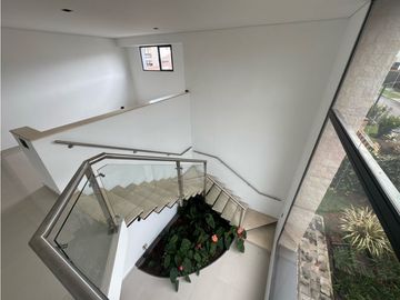 SE VENDE O SE RENTA CASA EN UNIDAD CERRADA EN LA CEJA INMUEBLE DE LUJO
