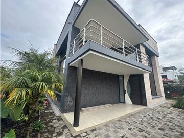 SE VENDE O SE RENTA CASA EN UNIDAD CERRADA EN LA CEJA INMUEBLE DE LUJO