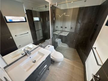 SE VENDE O SE RENTA CASA EN UNIDAD CERRADA EN LA CEJA INMUEBLE DE LUJO