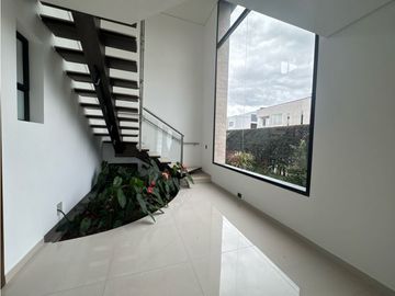SE VENDE O SE RENTA CASA EN UNIDAD CERRADA EN LA CEJA INMUEBLE DE LUJO