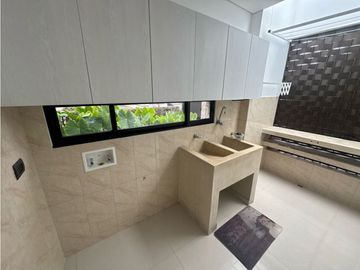 SE VENDE O SE RENTA CASA EN UNIDAD CERRADA EN LA CEJA INMUEBLE DE LUJO