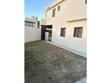 VENTA CASA EN ARDENNES MUY CERCA DEL AEROPUERTO COL PRIVADA