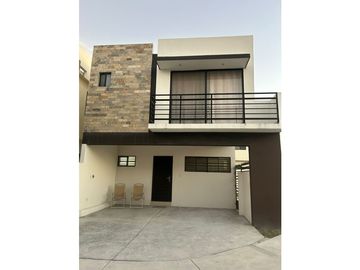 VENTA CASA EN ARDENNES MUY CERCA DEL AEROPUERTO COL PRIVADA