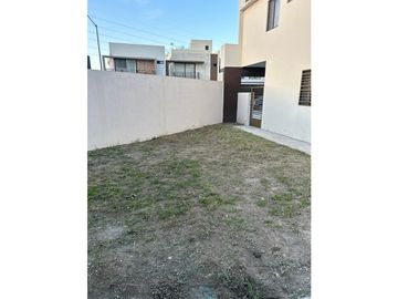 VENTA CASA EN ARDENNES MUY CERCA DEL AEROPUERTO COL PRIVADA