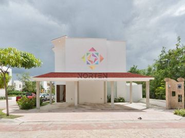 LINDA CASA CON ALBERCA EN VENTA EN LAGOS DEL SOL, CANCUN, Q.
