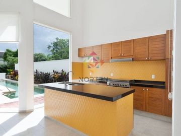 LINDA CASA CON ALBERCA EN VENTA EN LAGOS DEL SOL, CANCUN, Q.