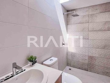 Casa de 4 dormitorios en venta tumbaco